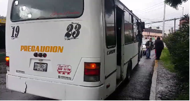 Tres delincuentes asaltaron, con violencia, una unidad de la Ruta 19 cuando circulaba por la colonia 10 de Mayo. Foto: Especial