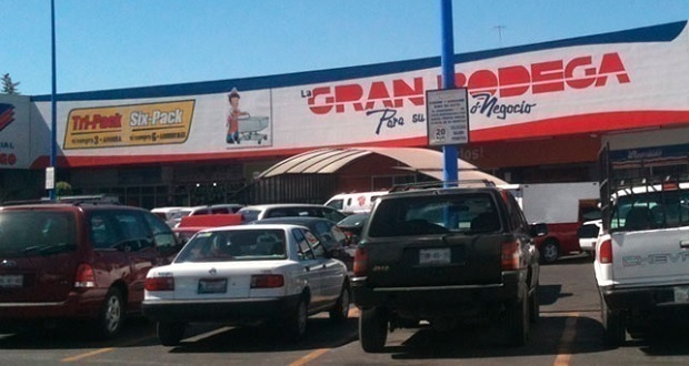 En Xilotzingo, delincuentes se roban un cajero automático.
