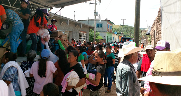 Vecinos de Ahuatempan entregan 15 toneladas de víveres en Puebla