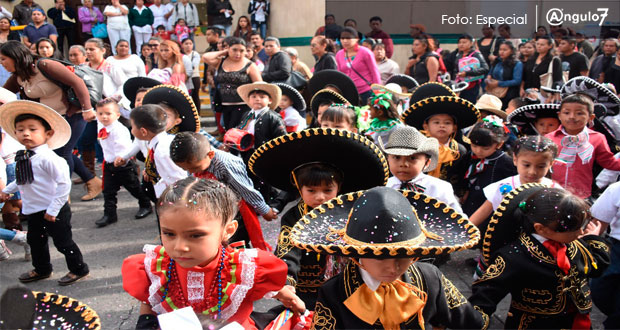 Por fiestas patrias, preescolares desfilan en calles de Atlixco