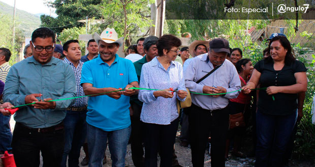 Inauguran red eléctrica en tres colonias de Zapotitlán