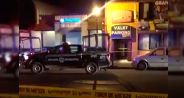 Comando ejecuta a dos hombres y una mujer en bar de Irapuato