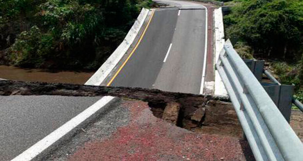 En Autopista México-Acapulco, cae puente por sismo de 7.1 grados