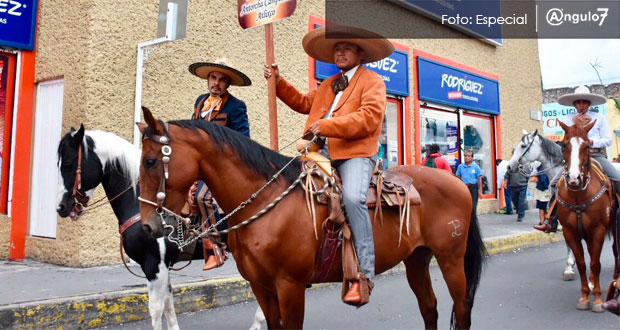 En Atlixco realizan cabalgata para celebrar las fiestas patrias