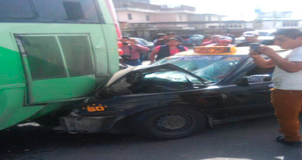 En Valsequillo, fallece mujer en choque entre taxi y ruta 2000