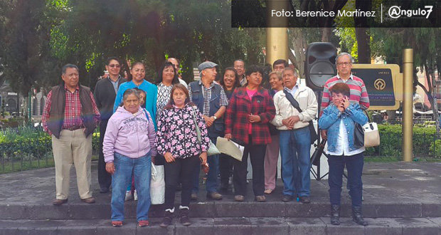 Exburócratas de Puebla se manifiestan y exigen indemnización