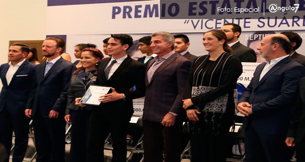 Gobierno de Puebla entrega premio estatal de la juventud 2017