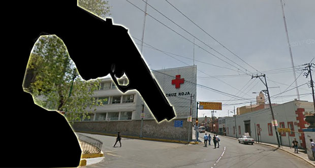 Sujeto armado persigue a presunto delincuente cerca de la Cruz Roja