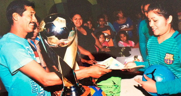 Finaliza torneo de fútbol rápido femenil en Petlalcingo
