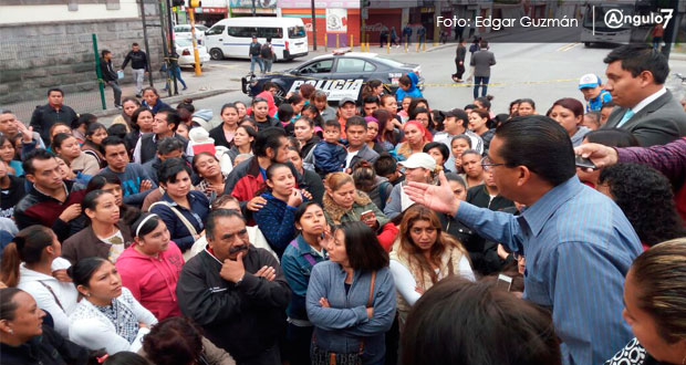 Padres exigen que la Héroes de la Reforma se reubiquen en un mismo lugar