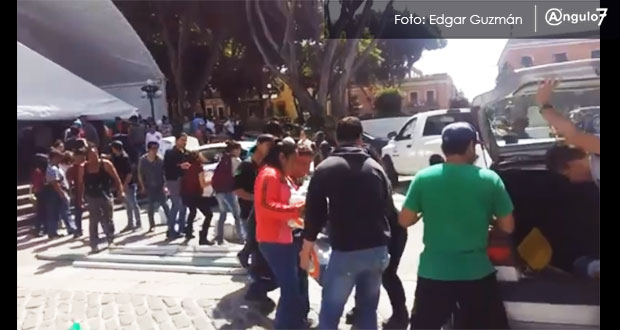 Poblanos acuden a dejar víveres al zócalo ante sismo de 7.1 grados