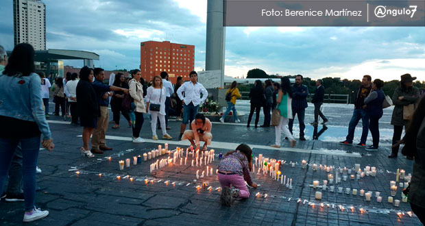 Ciudadanos colocan velas y flores en memoria de Mara Castilla