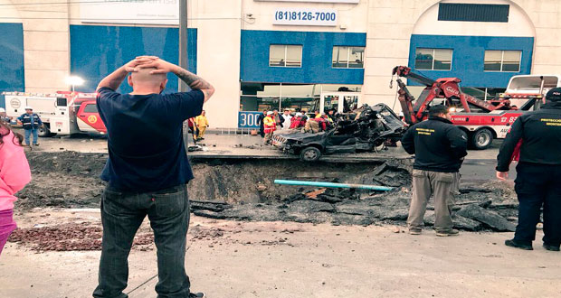 Cae camioneta en socavón de Monterrey; rescatan a 4, falta una