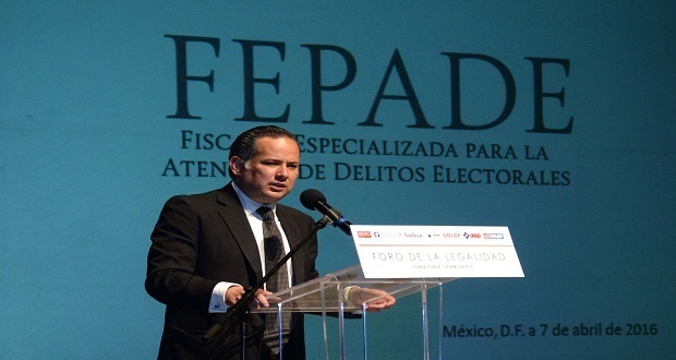 Santiago Nieto Castillo, titular de la Fiscalía Especializada para la Atención de Delitos Electorales (FEPADE), impartió una conferencia a la cual asistieron representantes de los tres niveles de gobierno del estado de Puebla, encabezados por Rafael Moreno Valle