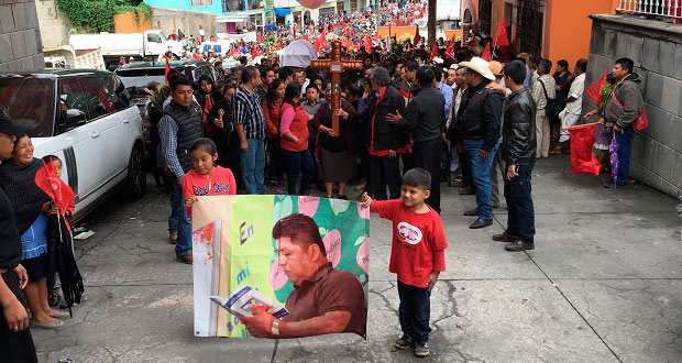 En Xochitlán, exigen esclarecer asesinato de edil de Huitzilan