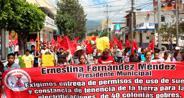 En Tehuacán, colonos exigen constancias de uso de suelo