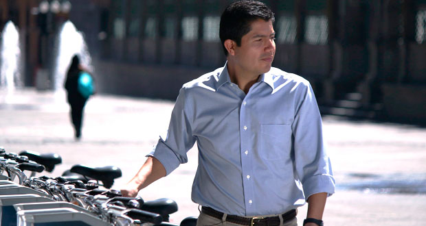 Rivera analiza irse a Morena