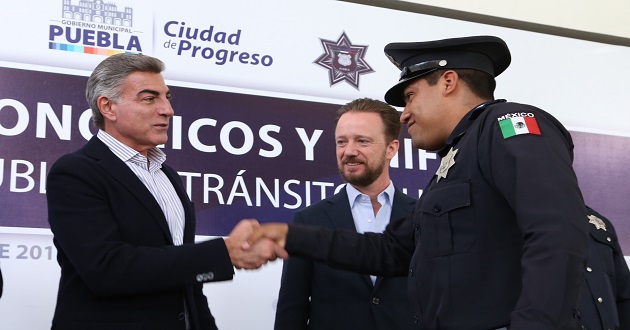 Gali entrega estímulos y uniformes a 2 mil 448 policías de Puebla