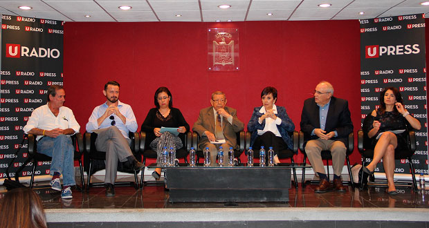 En Upaep, comunicadores poblanos discuten futuro de la radio