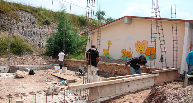 Comuna de Ocoyucan aporta 2.7 mdp a infraestructura de 3 escuelas