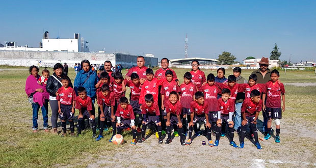 Ayuntamiento de Ahuatempan entrega uniformes a equipo de futbol