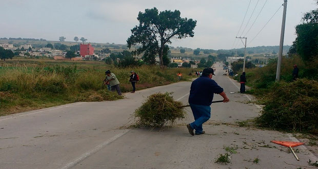Ante omisión de gobierno, vecinos de Texmelucan limpian calle
