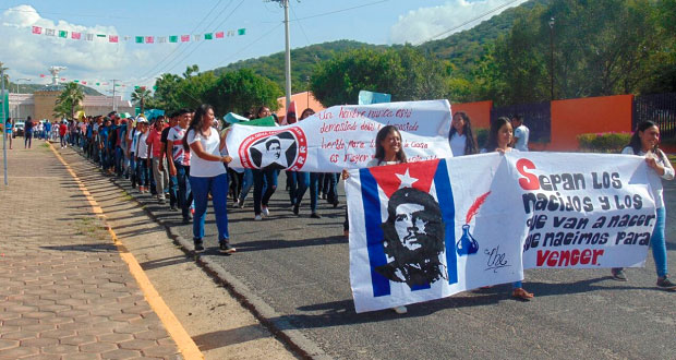 En Tecomatlán, alumnos marchan para conmemorar a “Che” Guevara