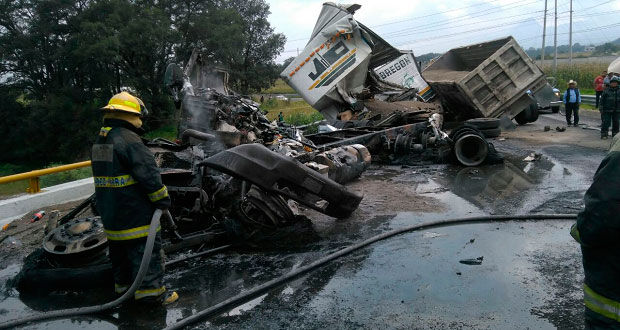 En la Amozoc-Oriental, choque entre camiones deja un muerto