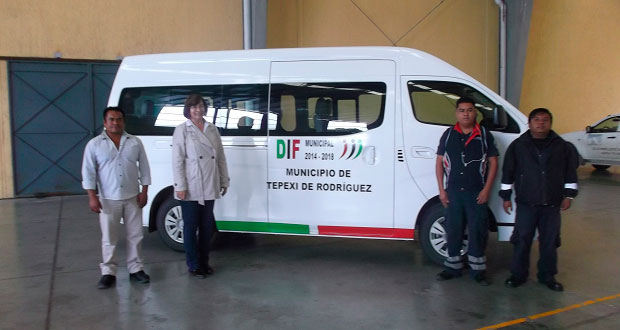Comuna de Tepexi da camioneta tipo Urvan a DIF municipal
