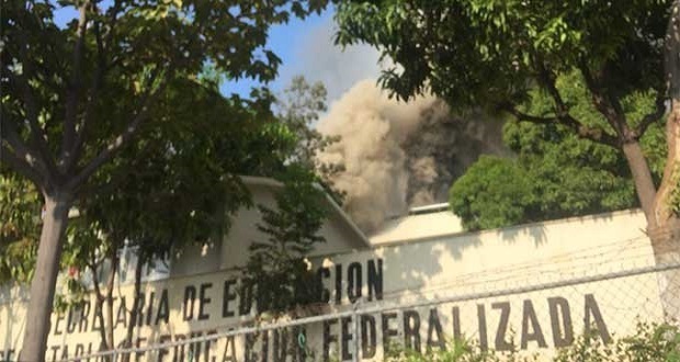 Incendian oficinas de Educación en Chiapas; acusan a normalistas