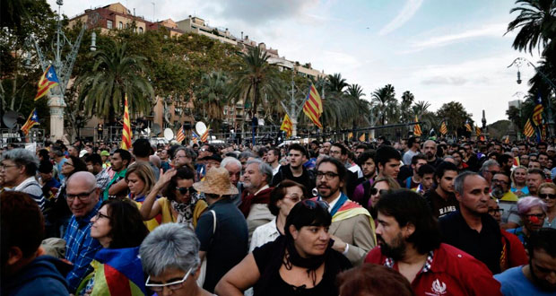 Gobierno catalán firma independencia “suspendida”