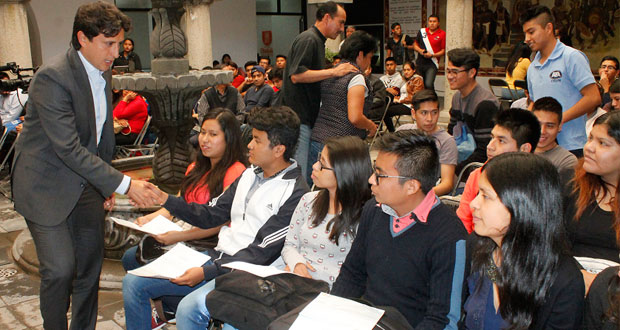 Ayuntamiento de San Pedro entrega apoyo económico a universitarios