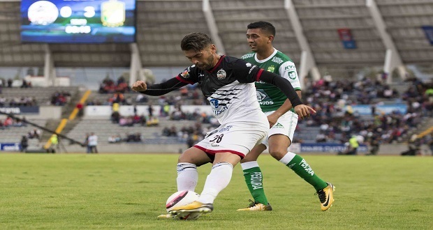 Foto de accion durante el partido Lobos BUAP vs Leon