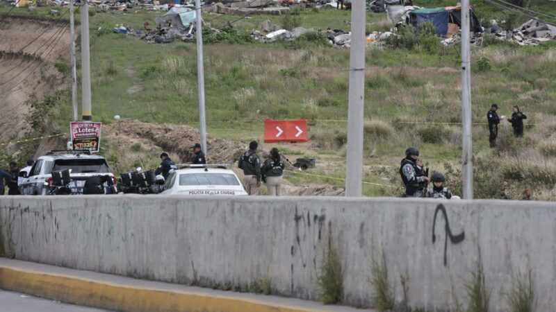 Mueren dos personas calcinadas en volcadura sobre Periférico