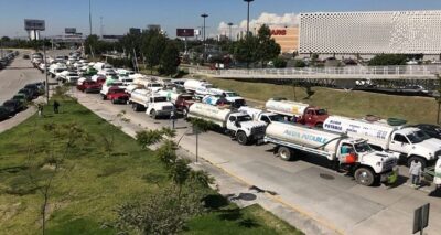 Operadores y dueños de pipas de agua bloquean vía Atlixcáyot frente al Centro integral de servicios, para denunciar el constante robo de sus unidades para uso de traslado de combustible robado .