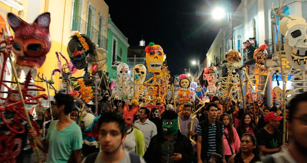 80 calaveras de cartonería se alistan para la procesión tamalista de Puebla