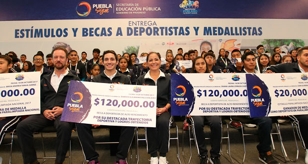 Sedif entrega estímulos a atletas y entrenadores poblanos
