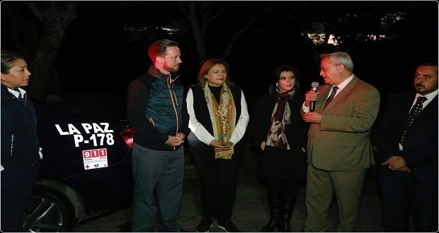 Luis Banck entrega patrulla colonia La Paz