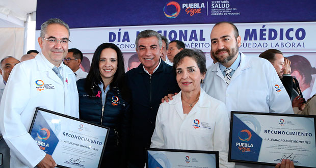 Gali entrega reconocimientos a médicos destacados de Puebla