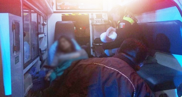 AUXILIAN POLICÍAS DE TRÁNSITO MUNICIPAL DE PUEBLA A MUJER A LABORES DE PARTO 2