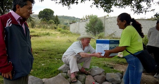 Movimiento Antorchista entrega despensas a familias en Acajete