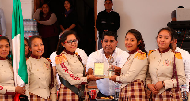 Comuna de Ocoyucan reconoce civismo de escuelas locales