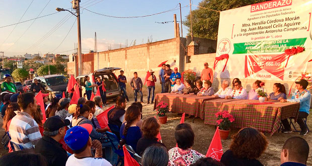 Adoquinan calle en colonia Lomas de Tejaluca, de Atlixco