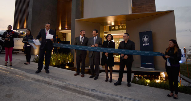 Esparza corta listón de residencias para Magno Sorteo BUAP