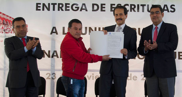 Recibe Alfonso Esparza escrituras para sede en Acatzingo