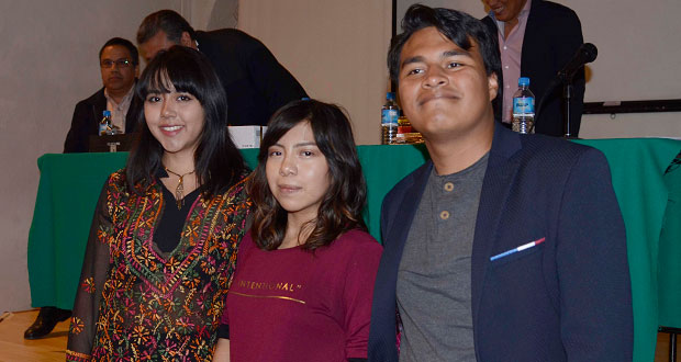 Prepa Zapata de la BUAP premia a ganadores de concurso de cuento