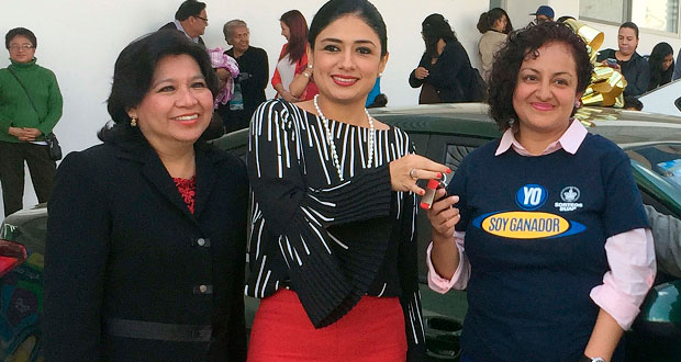 Ganadora del Sorteo Lobo BUAP recibe un Kia Rio Sedán