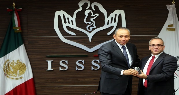 Issste entrega premio