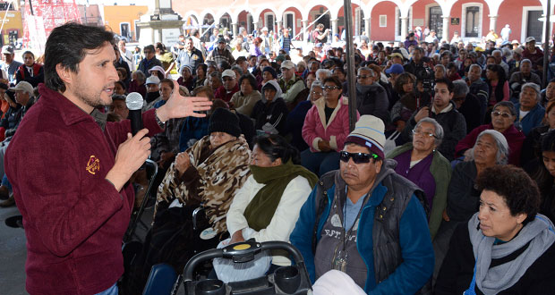 En San Pedro Cholula, entregan chamarras a 3 mil adultos mayores