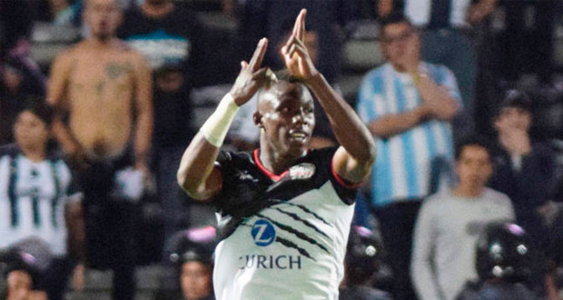 Julián Quiñones hace la “tigre señal” en partido contra Monterrey